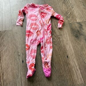 Posh Peanut Bamboo Lip‑Print Footed Sleeper – 3–6M